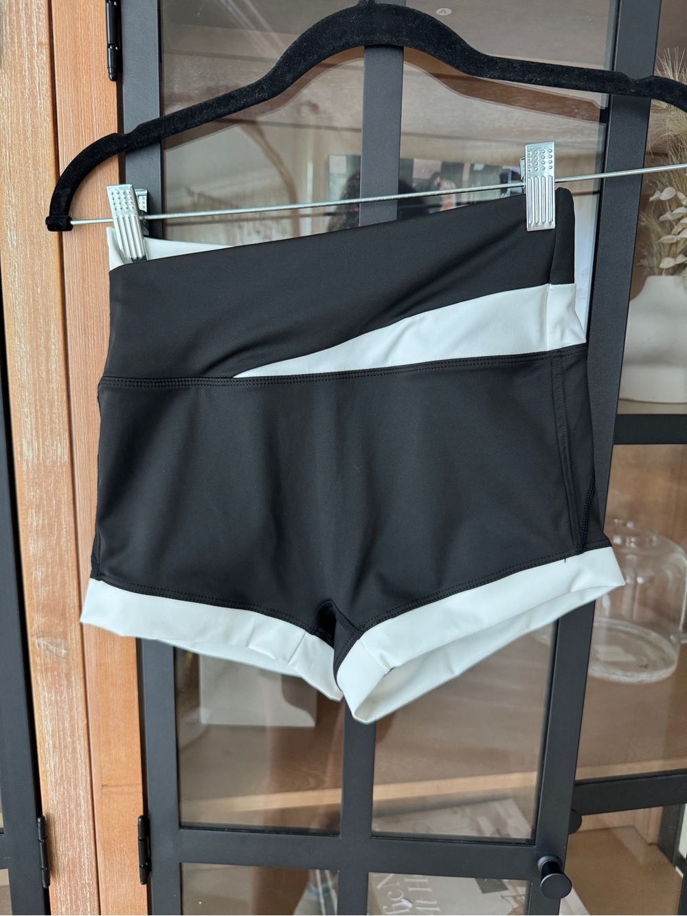 Fern fitness Flow Wrap Over High rise Shorts Shadow criss criss micro contrast - Picture 3 of 6